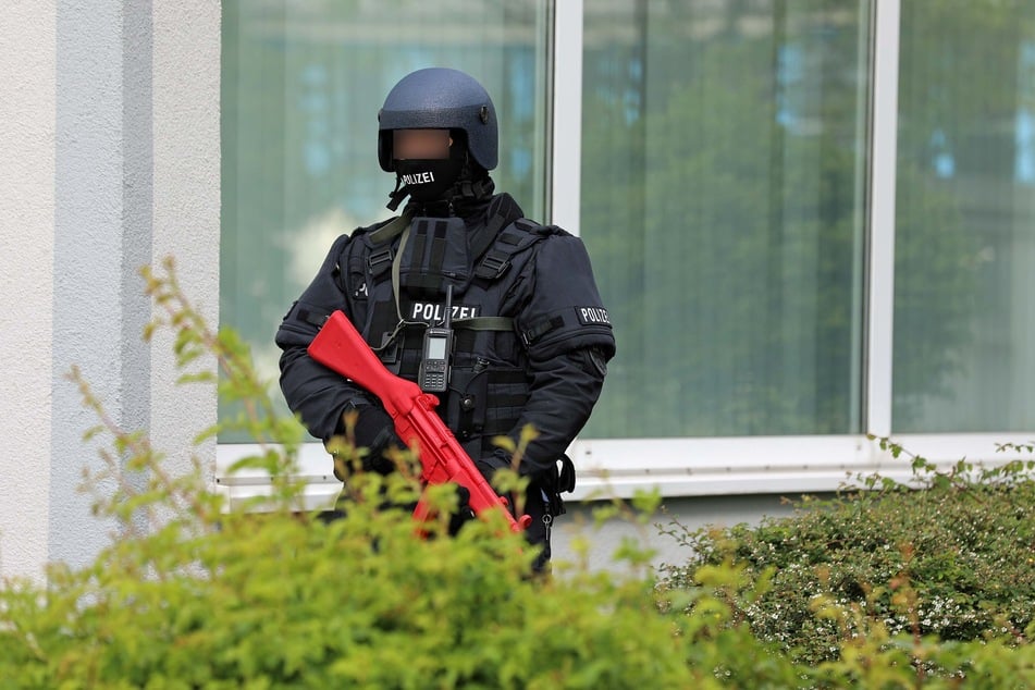Mit roten Attrappen von Maschinenpistolen durchkämmten die Beamten das Gelände.
