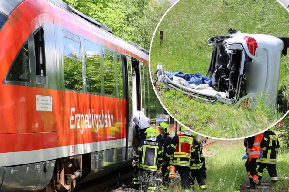 Schwerer Unfall an Bahnübergang in Sachsen: Opel von Zug erfasst, Fahrgäste evakuiert