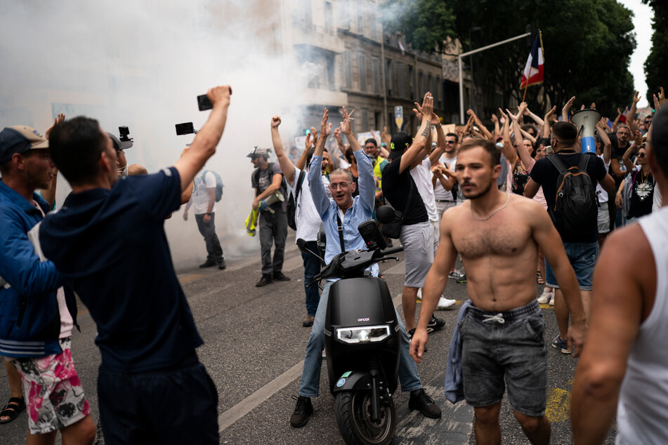 Marseille: Protestteilnehmer nehmen ohne Mund-Nasen-Schutz an einer Demonstration gegen die Corona-Beschränkungen des Landes teil.