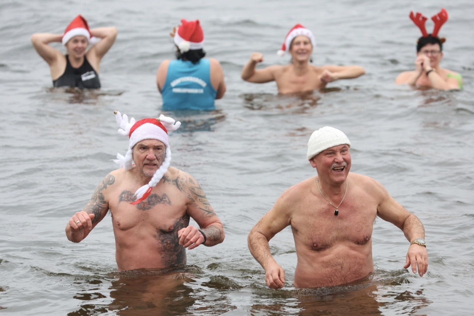 Oberkörperfrei ist für diese Mitglieder des Winter-Schwimmvereins "Pirrlliepausen" kein Problem.
