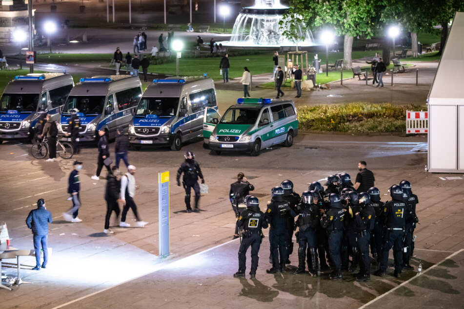 Einsatzkräfte der Polizei in der Nacht auf Sonntag am Schlossplatz.