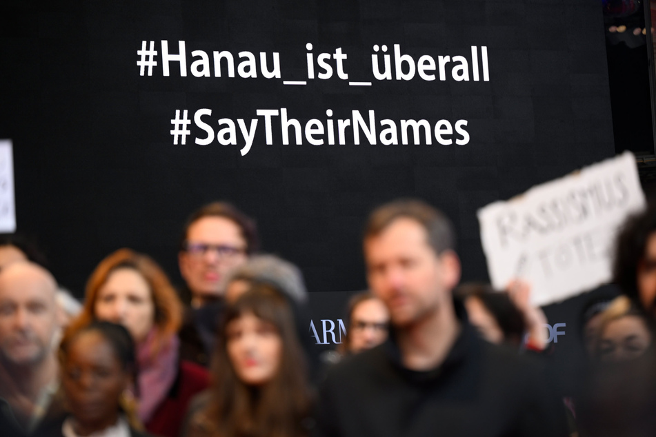 "Hanau ist überall" und "SayTheirNames" waren auch Botschaften am Red Carpet.