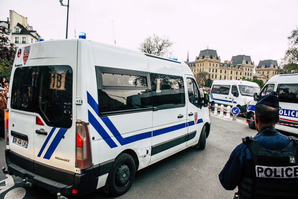 Französische Beamten ermitteln aufgrund eines Messerangriffs in Paris. (Symbolbild)
