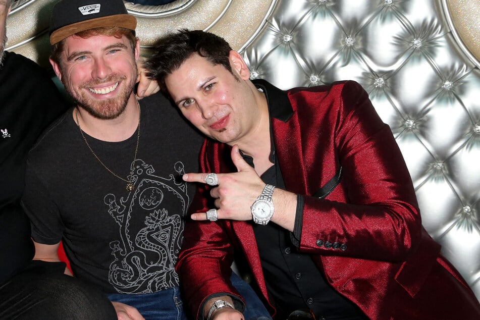 David Brian Pearce (42, r.) 2019 auf einem Event, damals als Produzent tätig.