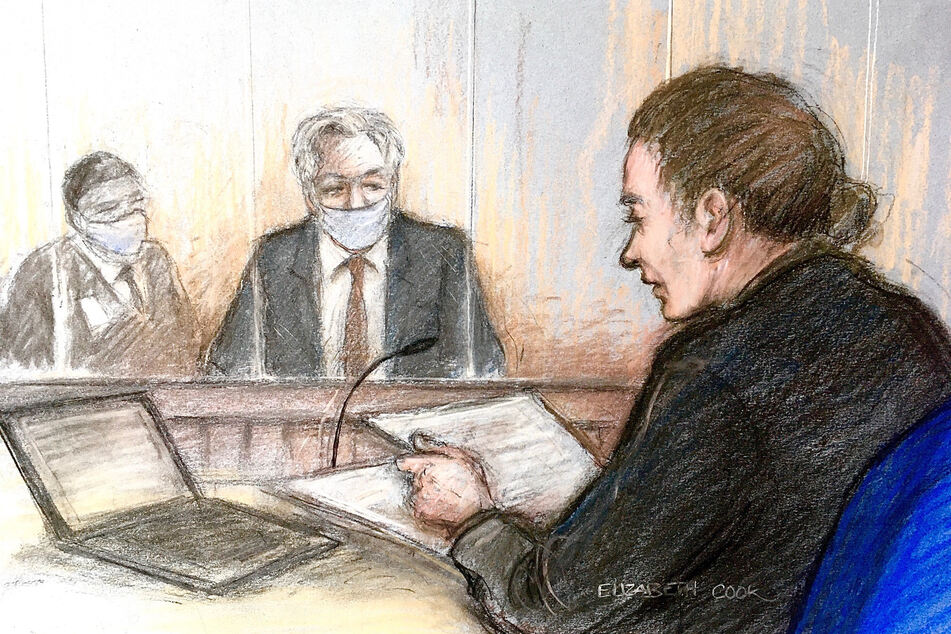 Eine Gerichtszeichnung von Elizabeth Cook zeigt Julian Assange (M.) im Gerichtssaal.