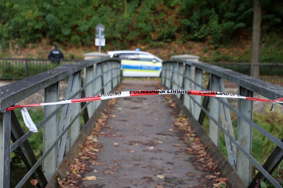 Die Ermittlungen nach einem Leichenfund in Osterode am Harz dauern weiter an.