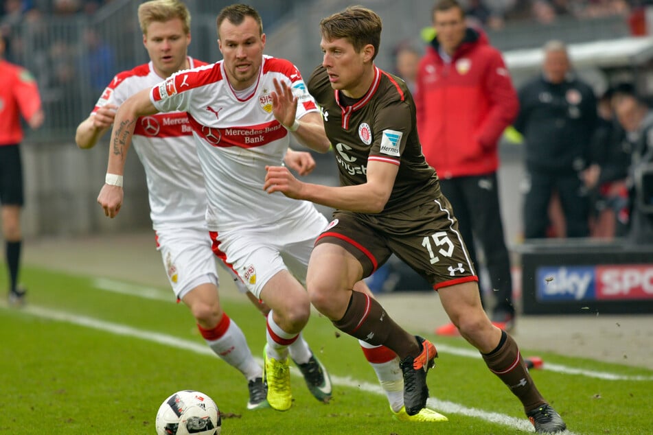 Zweitliga-Duell 2020: Stuttgarts Kevin Großkreutz (M.) und St.-Paulis Daniel Bulballa (r.) kämpfen um den Ball im Millerntor-Stadion.