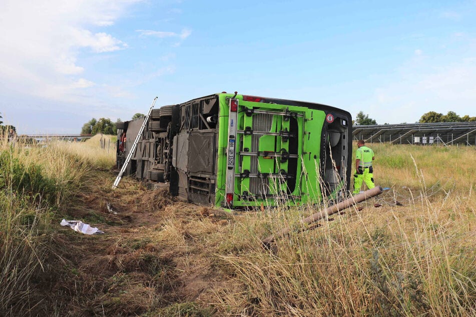 Der Flixbus ist seitlich auf einem Feld an der Autobahn 19 liegen geblieben.