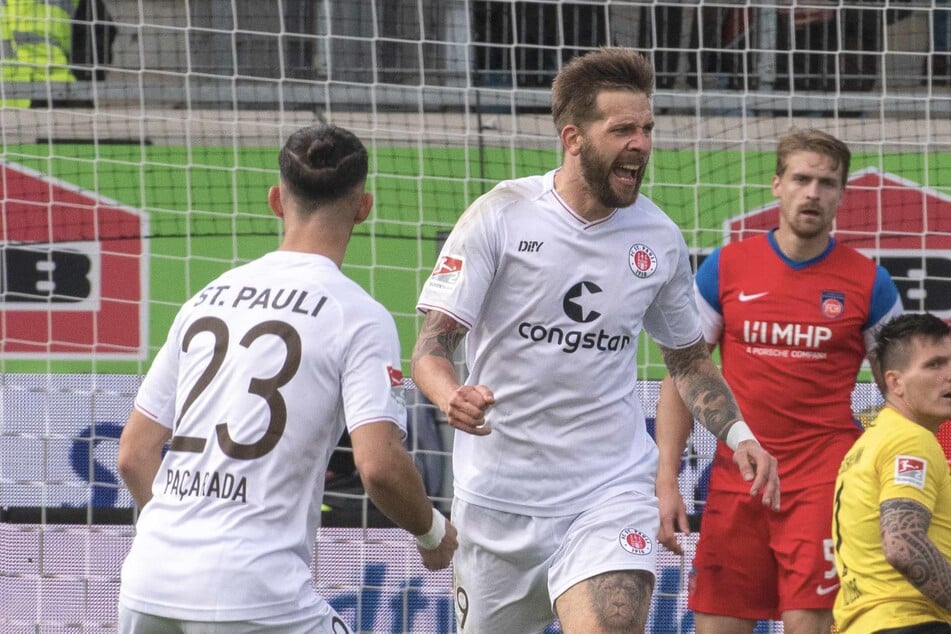In der zweiten Halbzeit sah das anders aus. Der 34-Jährige traf erst, wie hier zum zwischenzeitlichen 1:1, später noch zum 3:1.