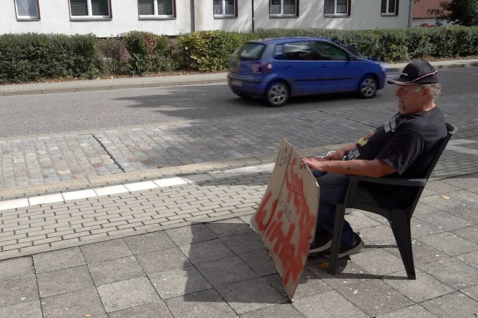 Sitzstreik gegen Preissteigerungen? Rentner (67) demonstriert seit Wochen an Bundesstraße