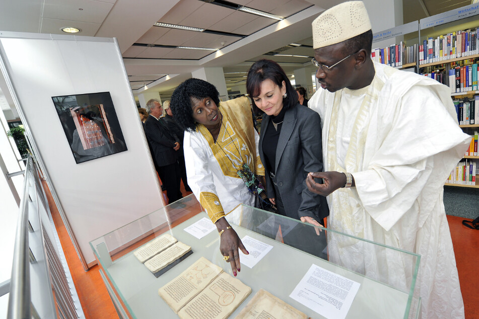 Besuch aus der Partnerstadt Timbuktu 2010: Elke Beer mit Botschafterin I.E. Fatoumata Sité Diakité und dem Abgeordneten El Hadji Baba Haidara.