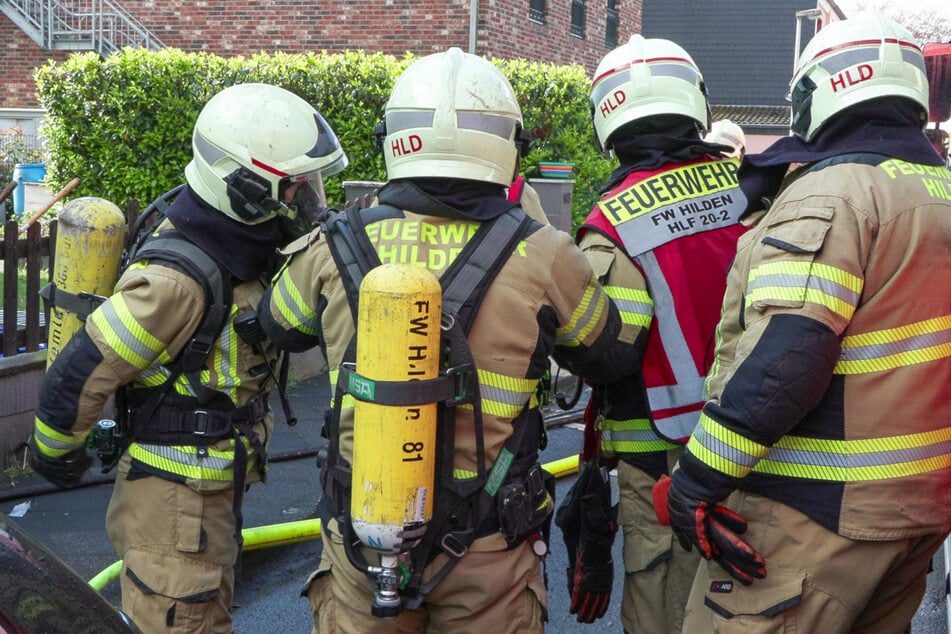Mit einem Großaufgebot und Atemschutzausrüstung bekämpfte die Hildener Feuerwehr am Montag den Brand in der Schützenstraße.
