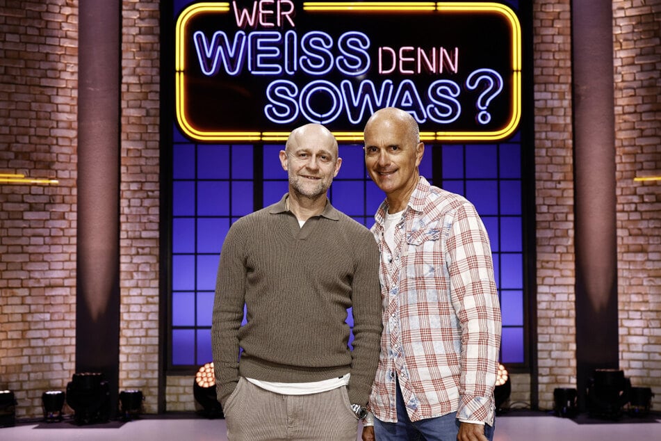 Komiker Christoph Maria Herbst (60, r.) erinnerte sich an einen Auftritt des Moderators bei "Wetten, dass...?" aus dem Jahr 2000.