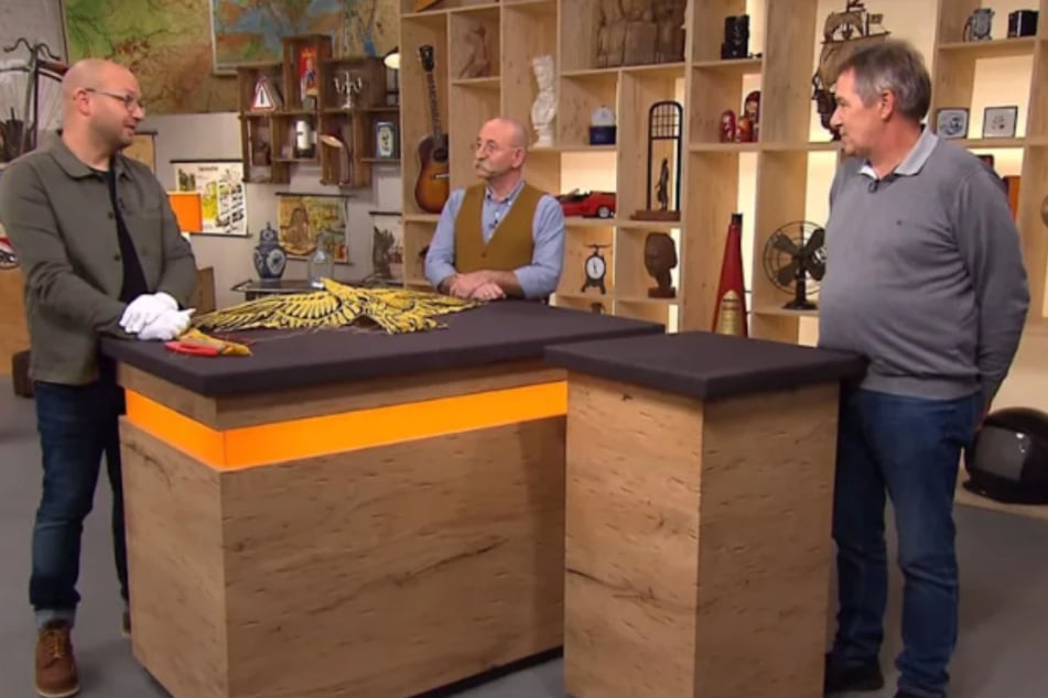 Rainer Bohmhauer (60, r.) möchte bei "Bares für Rares" ein Fundstück aus dem Schrank seiner Erbtante zu Geld machen.