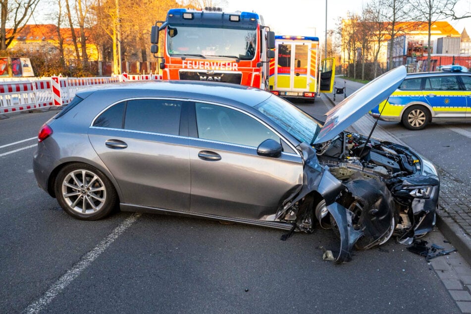 Stau auf der Max-Liebermann-Straße: Mercedes kracht gegen Laterne