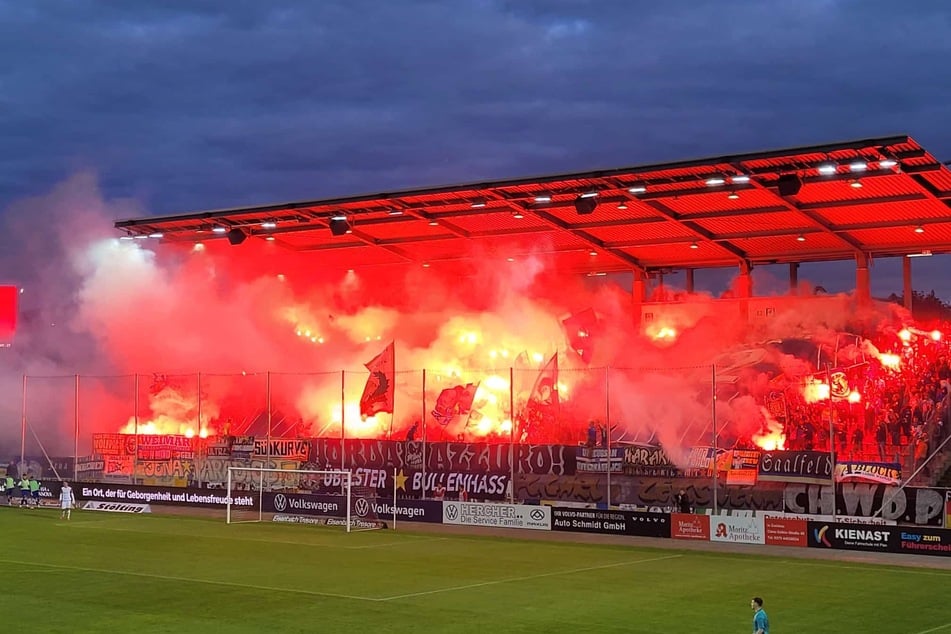 Zu Beginn der zweiten Hälfte wurde das Spiel wegen einer Pyro-Wolke unterbrochen.