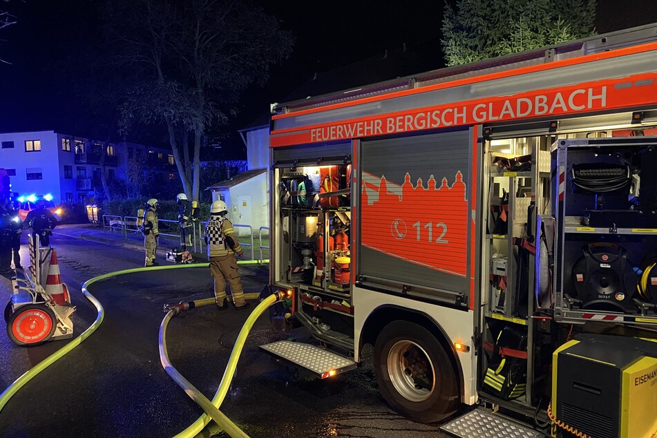 In einem Reihenhaus in Bergisch Gladbach-Herkenrath ist am Sonntagabend ein Feuer ausgebrochen.