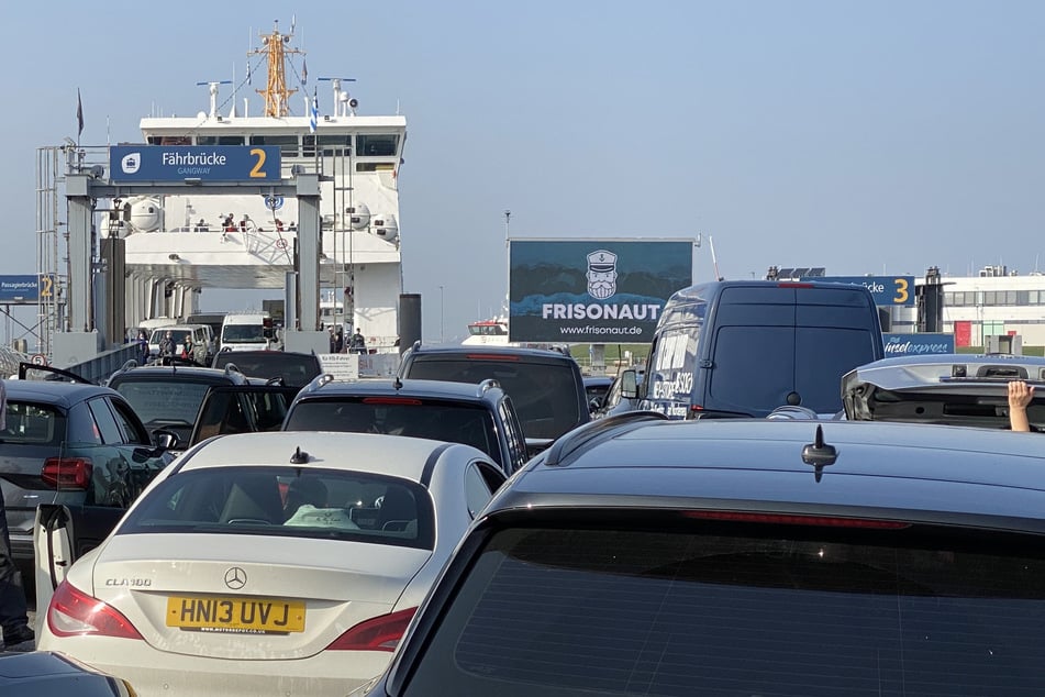 Autos warten vor der Fähre "Frisia" auf das Übersetzen auf die Insel Norderney.