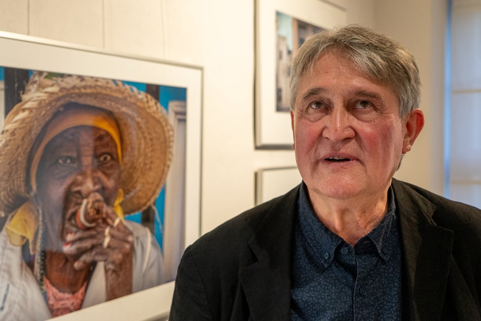 Matthias Creutziger (74) in der Ausstellung vor einer Impression aus Kuba.