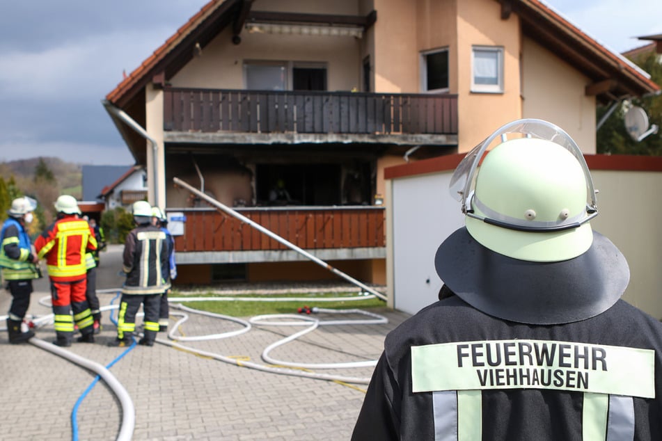 Bei dem Brand in einem Wohnhaus wurde ein im Erdgeschoss lebender Senior lebensbedrohlich verletzt.