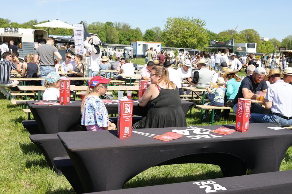 Auch die Plätze im Turf-Treff-Biergarten füllten sich schnell.
