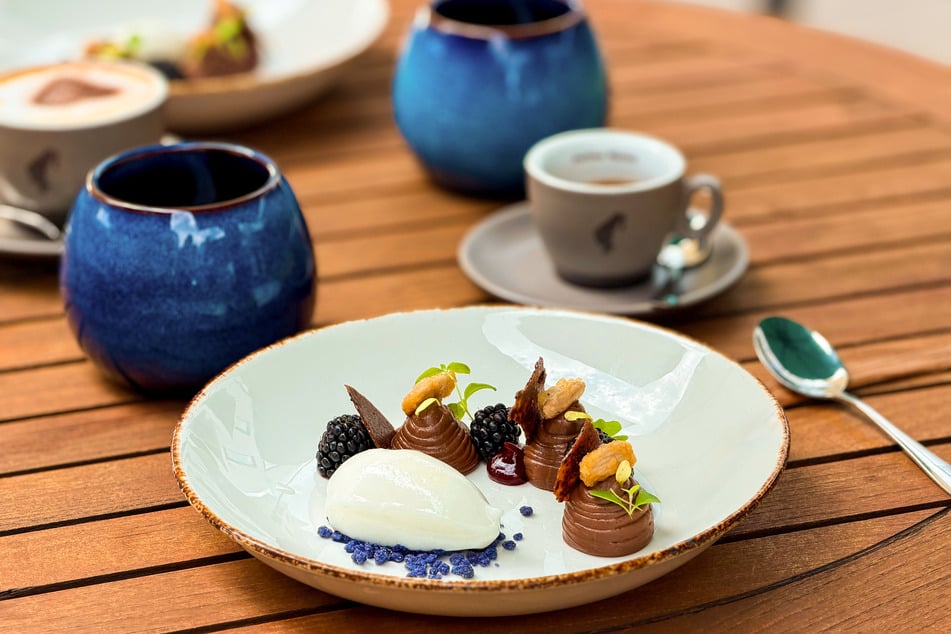 Das Dessert vereint ein Sorbet mit Lavendel, Schokolade, alkoholfreien Gin und Brombeeren.
