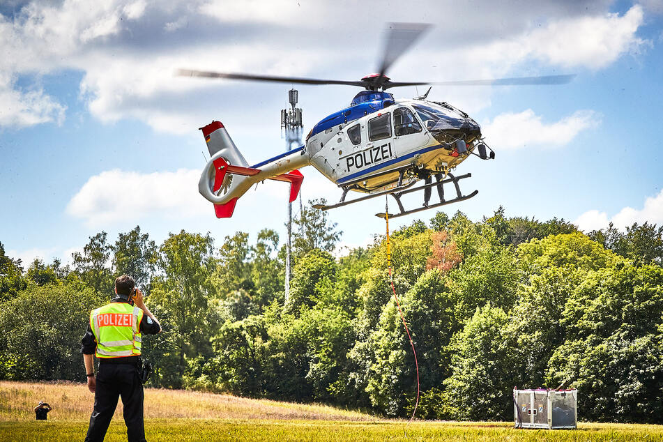 Eine große Metallkiste befand sich an einem zehn Meter langen Seil am Polizei-Hubschrauber.