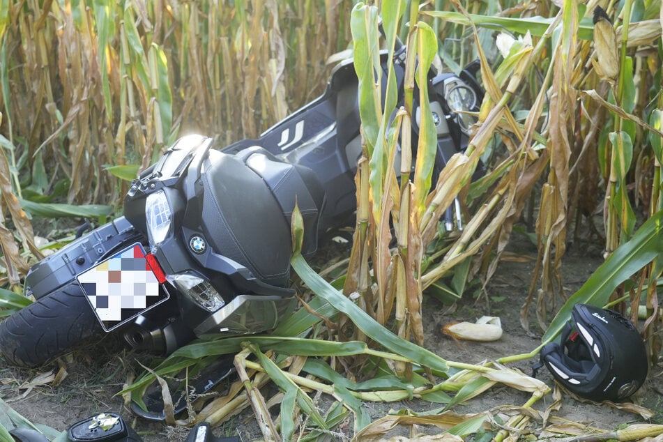 Der Motorradfahrer und seine Maschine wurden wie auch die Fahrradfahrerin zu Boden geschleudert.