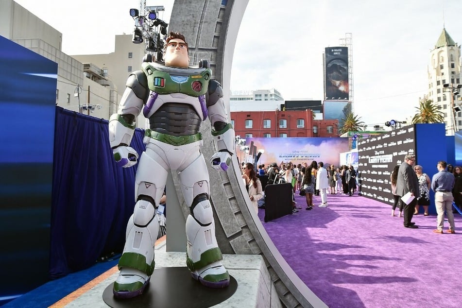 Lightyear follows Buzz Lightyear's journey back to Earth with help of his friends.