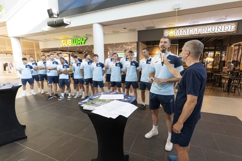 Der neue Kapitän der Dresden Titans, Sebastian Heck (29, 2.v.r.), stand Rede und Antwort.