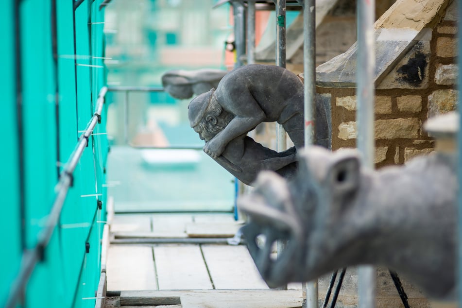 Die Schmähfigur an der Kirchenfassade in Calbe wird nun kunstvoll verhüllt.