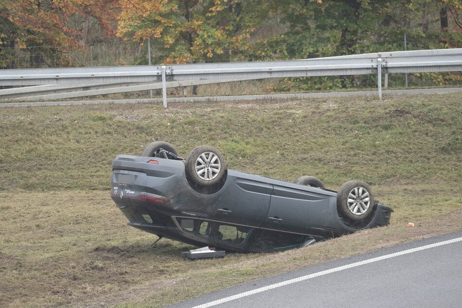 Ein Renault kam am Montag von einer A9-Abfahrt ab und blieb auf dem Dach liegen.