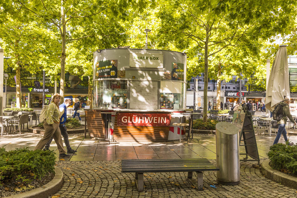 In den vier Blechbauten werden jeweils unter anderem Glühwein und Hot Dogs angeboten.