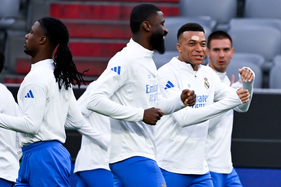 Beim madrilenischen Abschlusstraining konnte Kylian Mbappé (r.) mit Pflaster am Kopf schon wieder lachen.