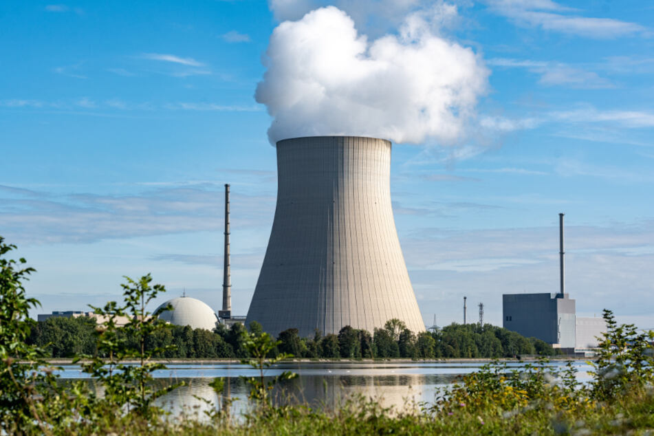 Der Atommeiler Isar 2 in Bayern wird wegen etwa einwöchiger Wartungsarbeiten vom Netz genommen.