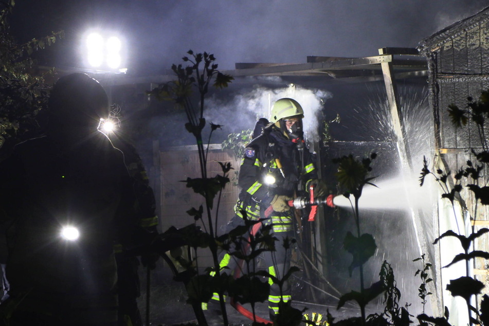 Die Einsatzkräfte löschten das Feuer und versorgten eine verletzte Person.