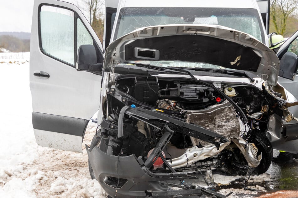Bei dem Crash auf der L3181 entstand beträchtlicher Schaden: Die Polizei geht bislang von insgesamt etwa 170.000 Euro aus.