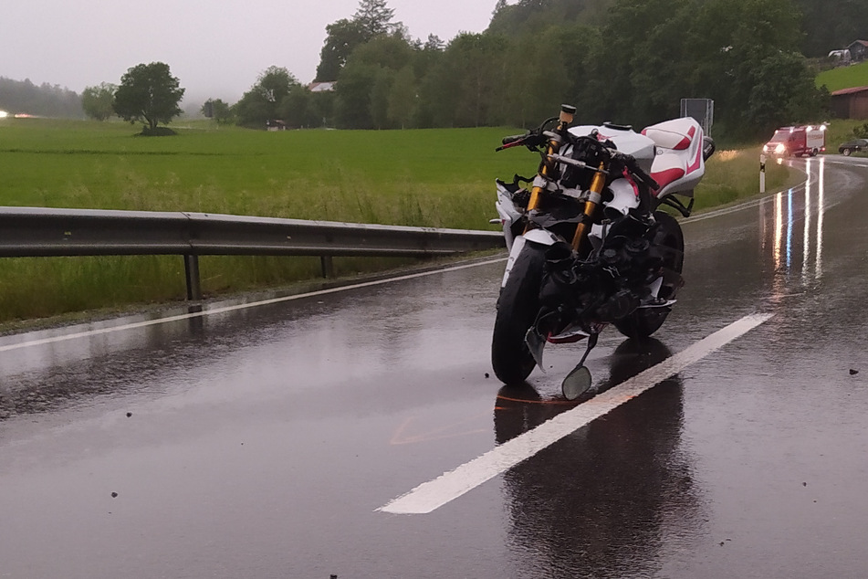 Aquaplaning? Motorradfahrer (†26) bei Regen tödlich verunglückt
