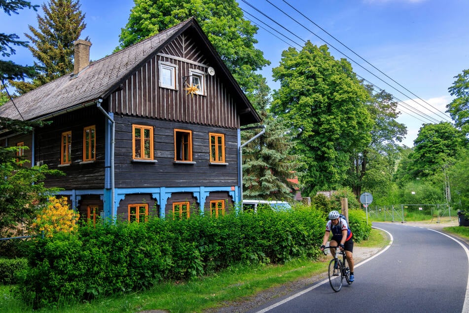 Stolze Umgebindehäuser findet man auch in Böhmen - zum Beispiel in Krompach.
