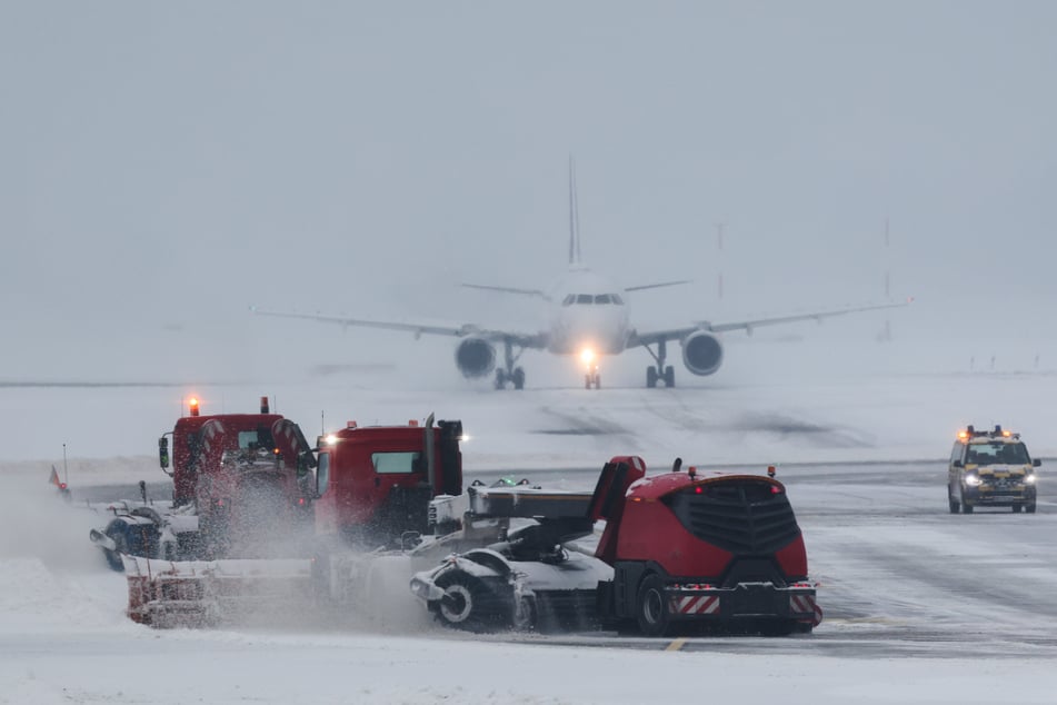 Der Winterdienst des Flughafens hat alle Hände voll zu tun, um die Start- und Landebahnen von Schnee und Eis zu befreien.