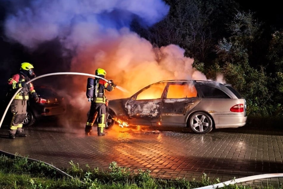 Einsatzkräfte der Feuerwehr rückten aus und löschten den Mercedes.