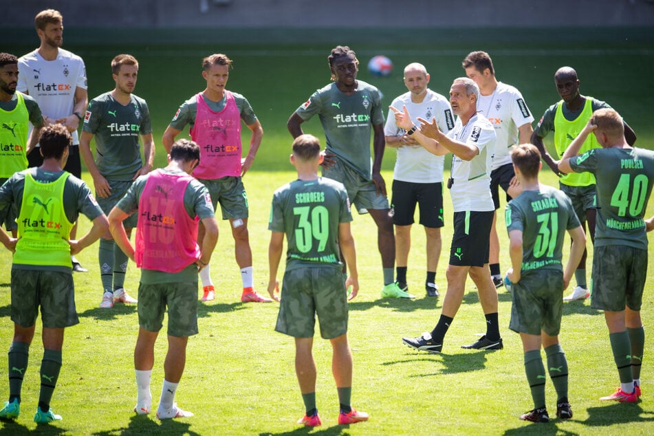 Gladbach-Coach Adi Hütter (51, im Innenkreis) muss eine Auswahl treffen, wen er am Samstag gegen Viktoria Köln auflaufen lässt.