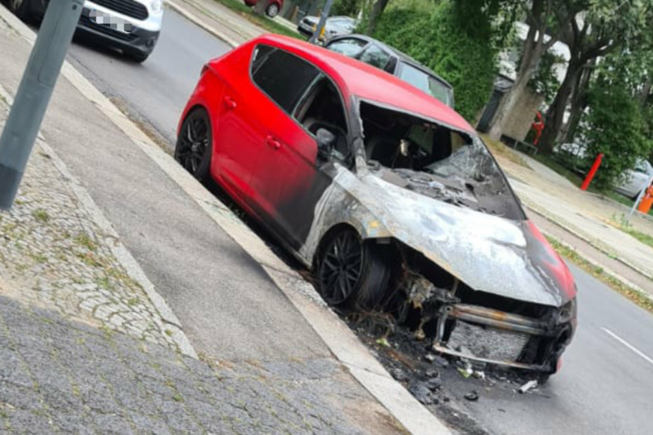Der Seat Leon steht mitten in der Stadt am Straßenrand.