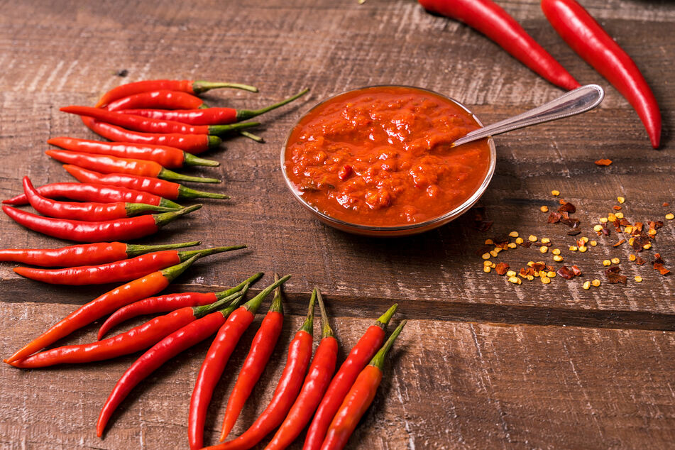 Sriracha besteht nur aus wenigen Grundzutaten: Chili, Zucker, Knoblauch, Salz, Wasser, Säuerungsmittel - daher kann sich die scharfe Soße auch einfach Zuhause zubereiten. (Symbolfoto)