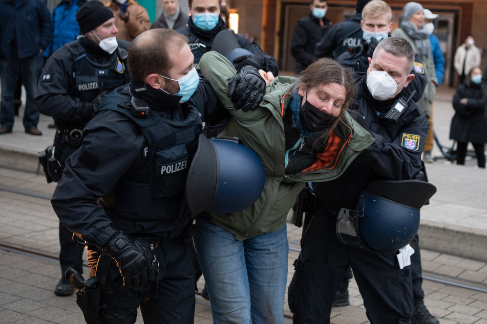 Die Proteste blieben zwar weitestgehend friedlich, ab und zu musste die Polizei aber doch durchgreifen - hier zum Beispiel in Frankfurt.