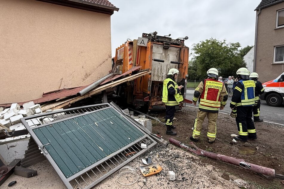 Das Müllauto riss unter anderem ein Tor aus seiner Verankerung.