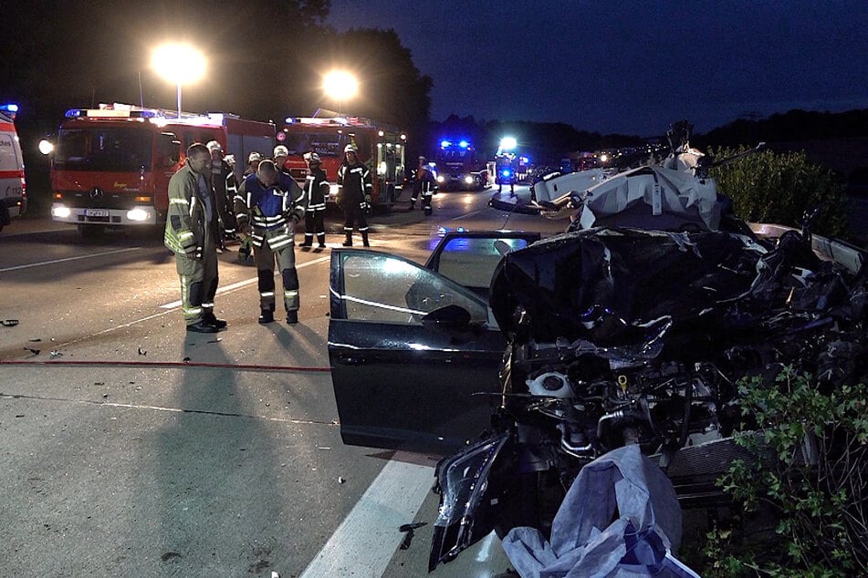 Der am Unfall beteiligte Wagen wurde völlig zerstört, der Fahrer verstarb noch am Unfallort.