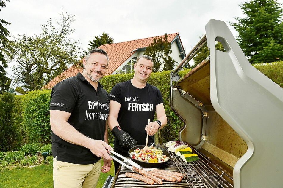 Marko Beyer (41, l.) und André Kotsch (42) sind "Die Sachsengriller". Die glühende Leidenschaft für ihr Hobby hat sie zu Experten werden lassen. Sie haben Spaß daran, ihre Erfahrungen und ihr Wissen weiterzugeben.