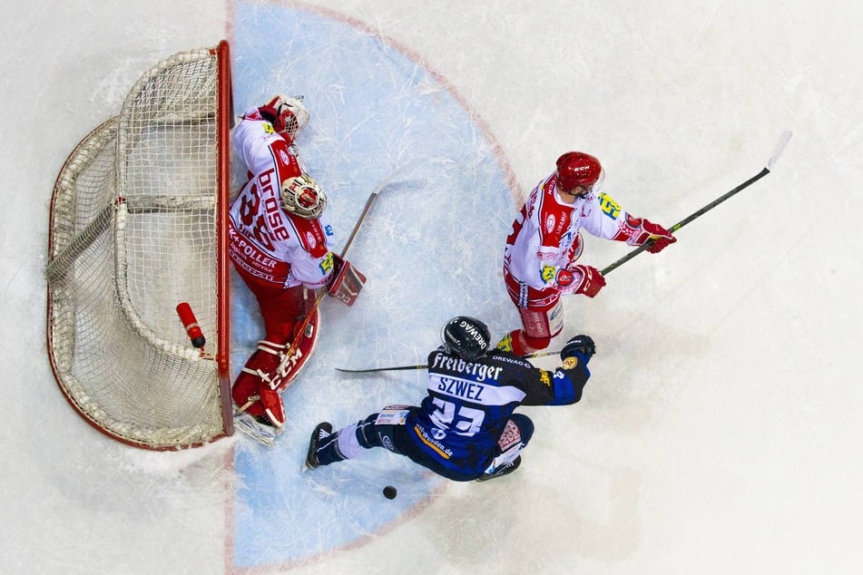 In seiner Zeit bei den Eispiraten kreuzte André Schietzold (r.), wie hier 2016 in den Pre-Play-offs, auch mit den Eislöwen die Kellen.