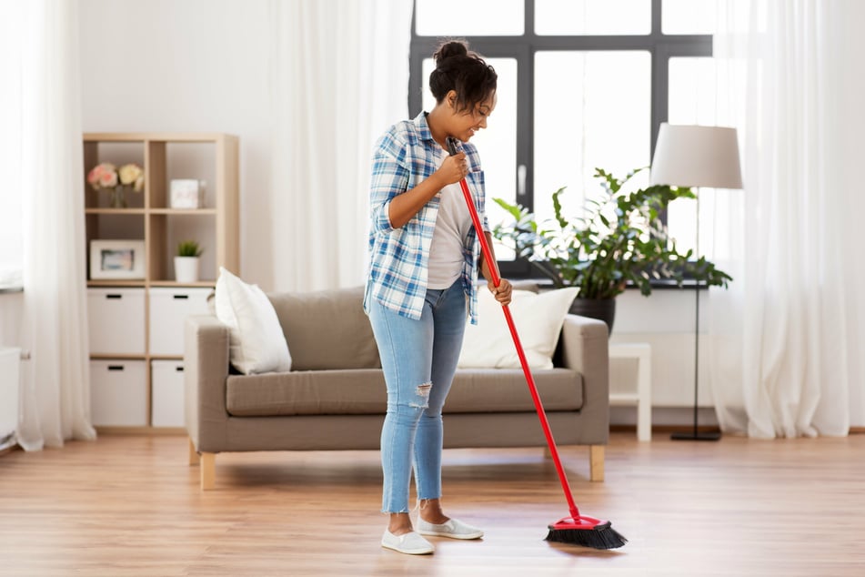 Before mopping, make sure that vinyl floors are swept to remove coarse dirt particles.